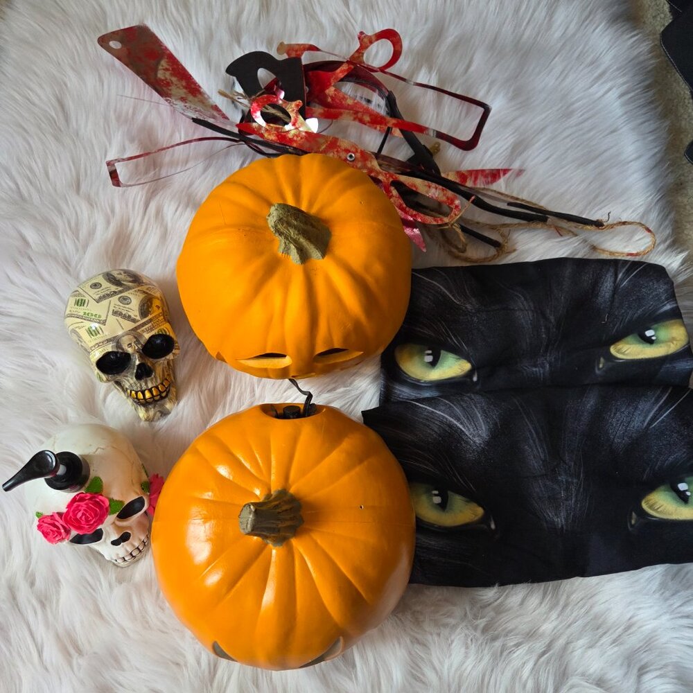 Halloween 2 Pumpkin Light Up 2 Cat Pillowcases Bloody Garland Soap Dispenser